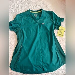 Hunter green scrub top with zipper on pockets 
Brand: Landau